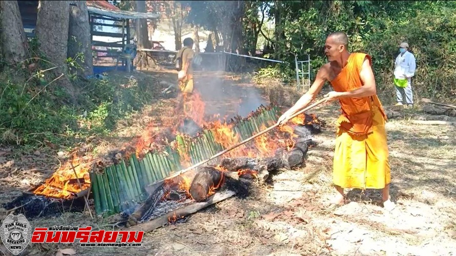 ปราจีนบุรี-วันเด็ก เจ้าอาวาสวัด -พระสงฆ์ใจบุญเผาข้าวหลามแจกของขวัญ!!