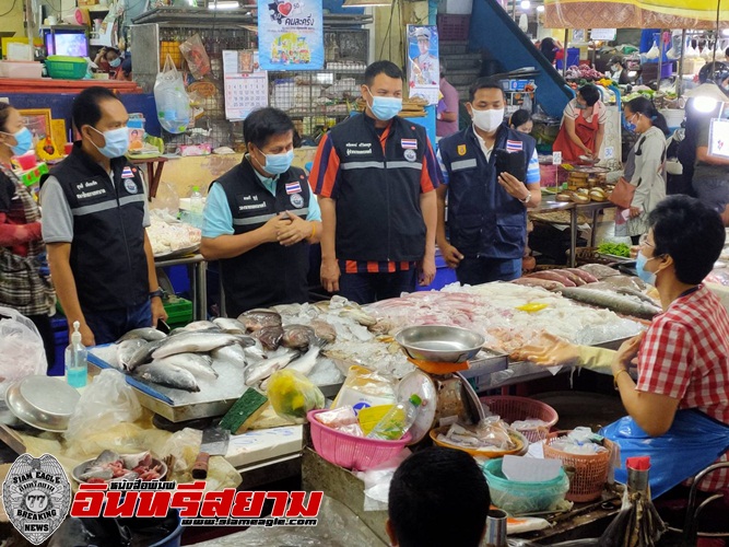 ประจวบคีรีขันธ์-ปลัดเทศบาลฯ รองนายกเมืองหัวหิน ตรวจตลาดสดฉัตร์ไชย