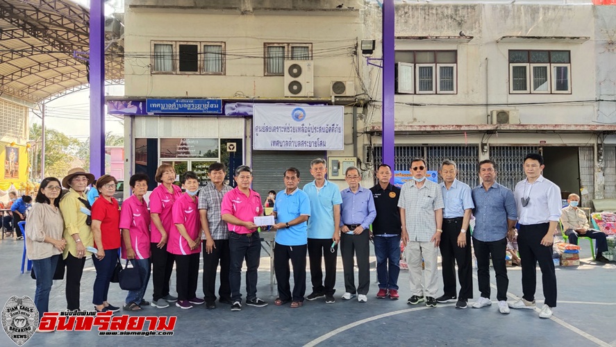 สุพรรณบุรี-ธารน้ำใจหลั่งไหลมอบสิ่งของและเงินช่วยผู้ประสบอัคคีภัย