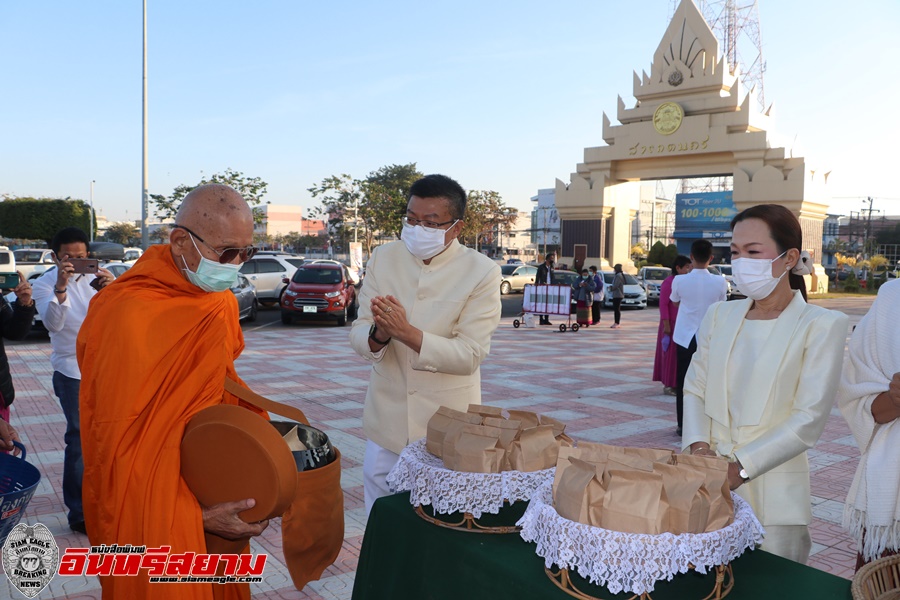 ร้อยเอ็ด-นำพุทธศาสนิกชนร่วมทำบุญตักบาตรรับโชคปีใหม่