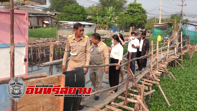 ปทุมธานี-สงสารเด็กนักเรียนรังสิตเสี่ยงชีวิตข้ามสะพานไม้เก่าทรุดโทรม