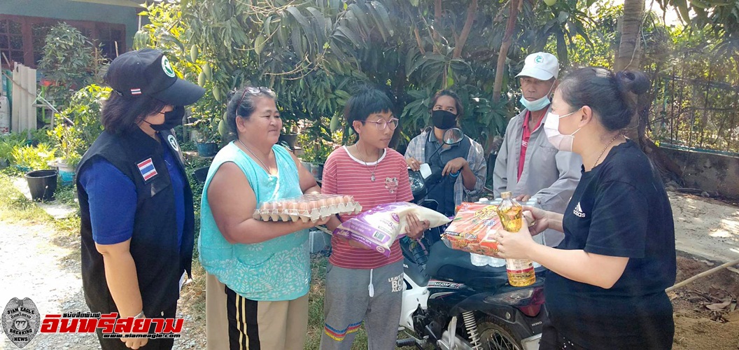 สุพรรณบุรี-สาวขายส่งเสื้อผ้าใจบุญร่วมรพสต.อสม.มอบสิ่งของผู้ป่วยพิการยากไร้