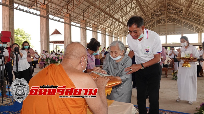 ปทุมธานี-นายกแจ๊สร่วมกับคณะสงฆ์และภาคีภาคปชช. รวมศรัทธาทอดผ้าป่าสามัคคี