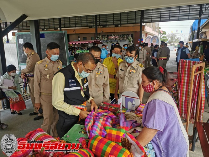 สุพรรณบุรี-กลุ่มสตรีรำกลองยาว ต้อนรับคณะกรรมการคัดเลือกกำนันผู้ใหญ่บ้าน