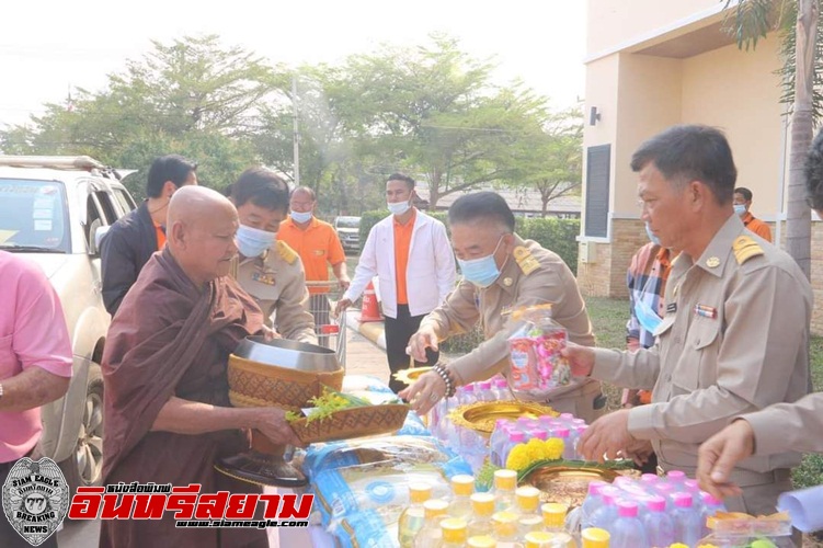 ชัยภูมิ-นำคณะผู้บริหาร ข้าราชการร่วมทำบุญใส่บาตร