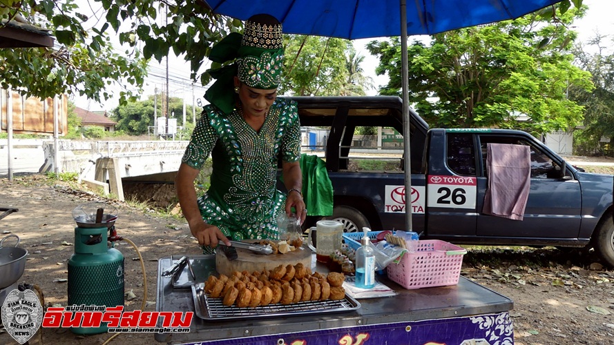 ราชบุรี – ฮือฮา! พระเอกลิเก แต่งชุดเต็มยศร้องรำขายเต้าหู้ทอด