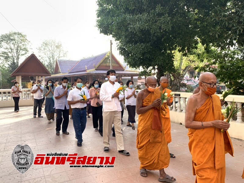 สิงห์บุรี-นายอำเภอบางระจันร่วมพิธีเวียนเทียนรอบพระอุโบสถวัดท่าวนธรรมรังษี