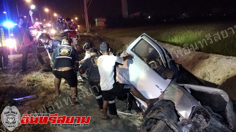 สุพรรณบุรี-หนุ่มซิ่งกระบะหลับในชนป้ายบอกทางดับ