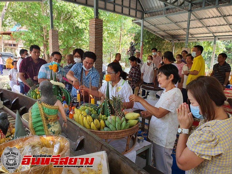 ลพบุรี-ขนลุกวิญญาณยายรวยเจ้าของเรือแม่ตะเคียนสิงร่างให้โชค