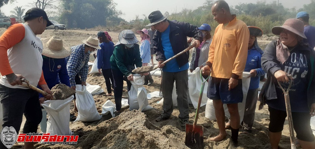 กำแพงเพชร -ตำบลท่าขุนรามนำชาวบ้านเตรียมสู้ภัยแล้งสร้างฝายชะลอน้ำ