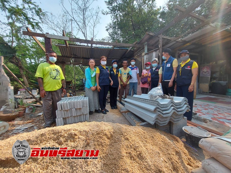 ชลบุรี-น้ำใจกิ่งกาชาดสัตหีบ ซ่อมแซมบ้านถูกต้นไม้ล้มทับ