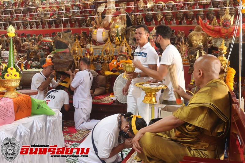 ปทุมธานี-ฤาษีเณรครอบครูเหล่าสักยันของขึ้นแสดงแสดงอิทธิฤทธิ์