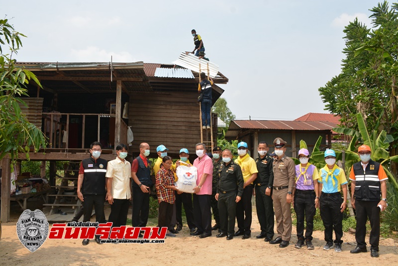 ศรีสะเกษ-กาชาดมอบถุงยังชีพช่วยเหลือและซ่อมแซมบ้านเรือนผู้ประสบวาตภัย