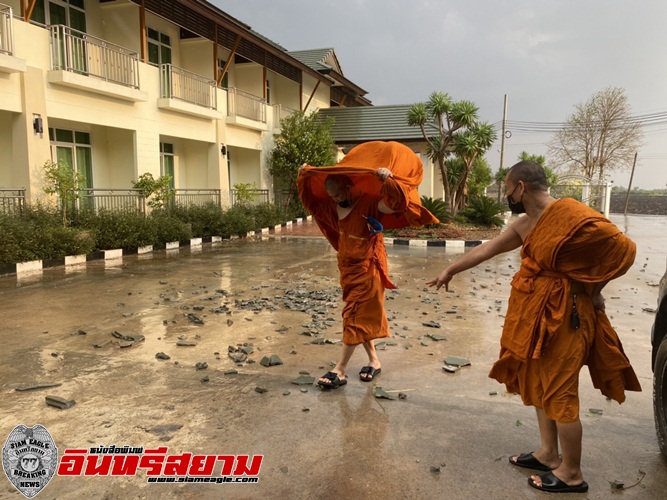 ลพบุรี-พายุฤดูร้อนพัดหลังคาวัดพุน้อยปลิวว่อน บ้านพังเสียหายกว่า 10 หลัง