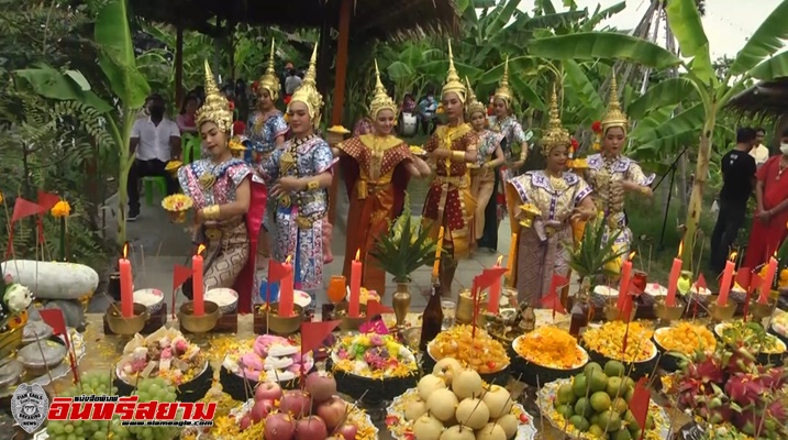 สุพรรณบุรี-คนรัก3ตัวตรงเฮถวายศาลากว่าครึ่งล้านทองคำแท่ง 13 บาท แตรวงนางรำ