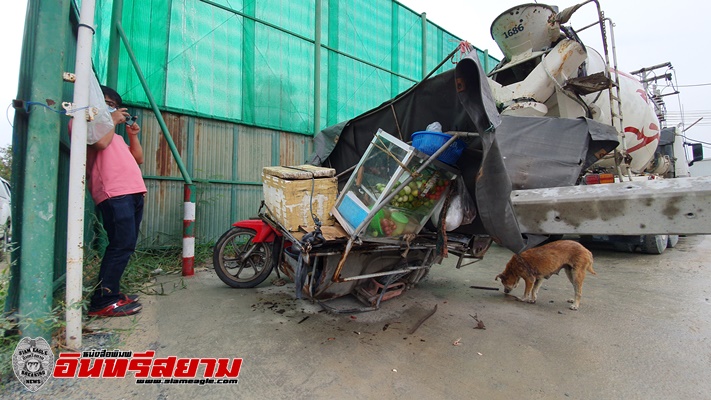 สมุทรปราการ-รถโม่ปูนถอยหลังชนเสาไฟฟ้าหักล้มลงมาทับรถพ่วงข้างแม่ค้าขายส้มตำ