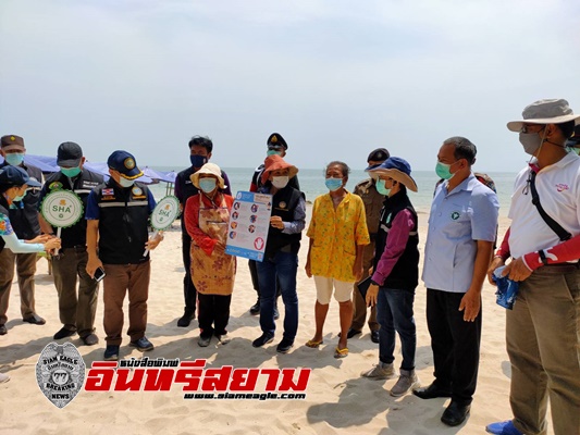 ประจวบคีรีขันธ์-ปลัดรับมอบเครื่องเวชภัณฑ์พร้อมลงตรวจชายหาดทะเล