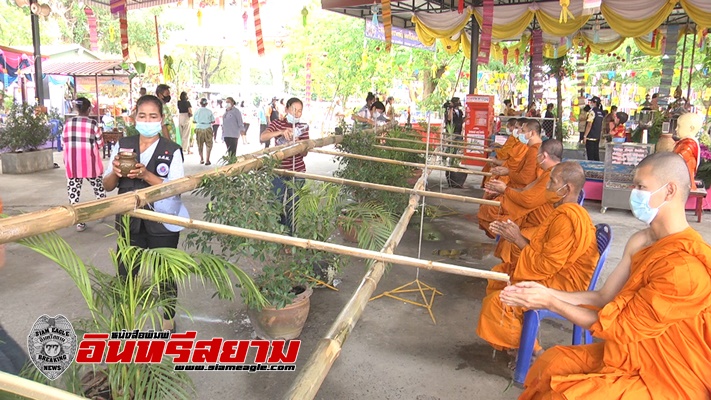 ลพบุรี-สืบสานประเพณีสรงน้ำพระผ่านรางไม้ไผ่ป้องกันโควิด-19