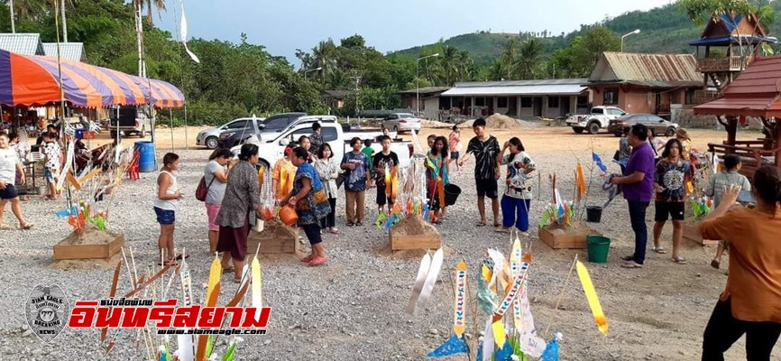 ตาก-ชาวบ้านช่องแคบสืบสานประเพณีสงกรานต์ ขนทรายเข้าวัด