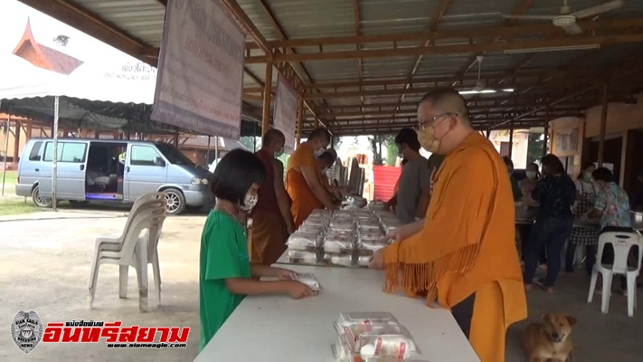 สระบุรี-พระร่วมกับชาวบ้านเปิดโรงครัวช่วยโควิด-19