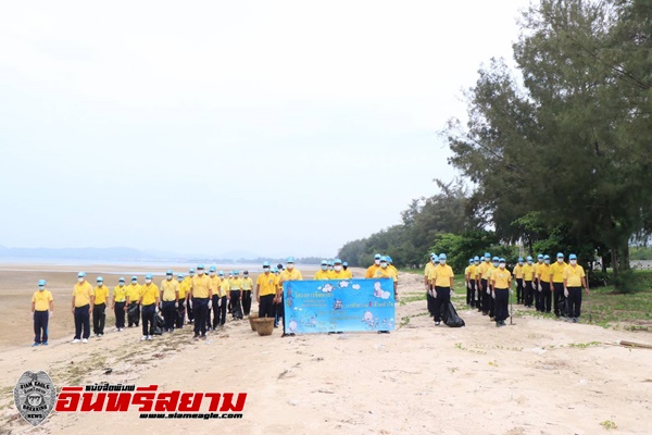 ทรภ.1 จัดกำลังพลจิตอาสากองทัพเรือ เปิดปฏิบัติการปูพรมทำความสะอาดหาดดงตาล