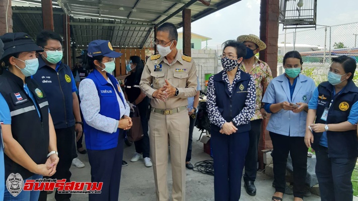 ปทุมธานี-ผวจ.เคาะประตูบ้านชวนฉีดวัคซีนโควิดพร้อมมอบกรมธรรม์ประกันภัยแพ้วัคซีนโควิด-19