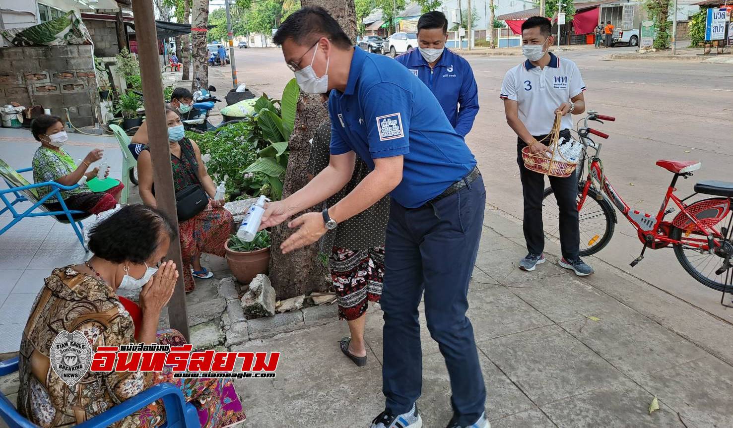 อุดรธานี-ส.ส.ป๊อบ เคาะประตูบ้านลุยแจกเจลแอลกอฮอล์ ของดีจากเกาหลี