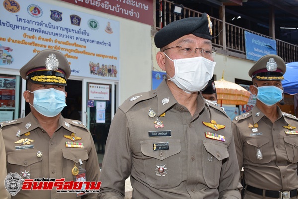 ศรีสะเกษ-ยายตักบาตรหลานชายซึ่งบวชตามโครงการชุมชนยั่งยืนเพื่อแก้ไขปัญหาเสพติด