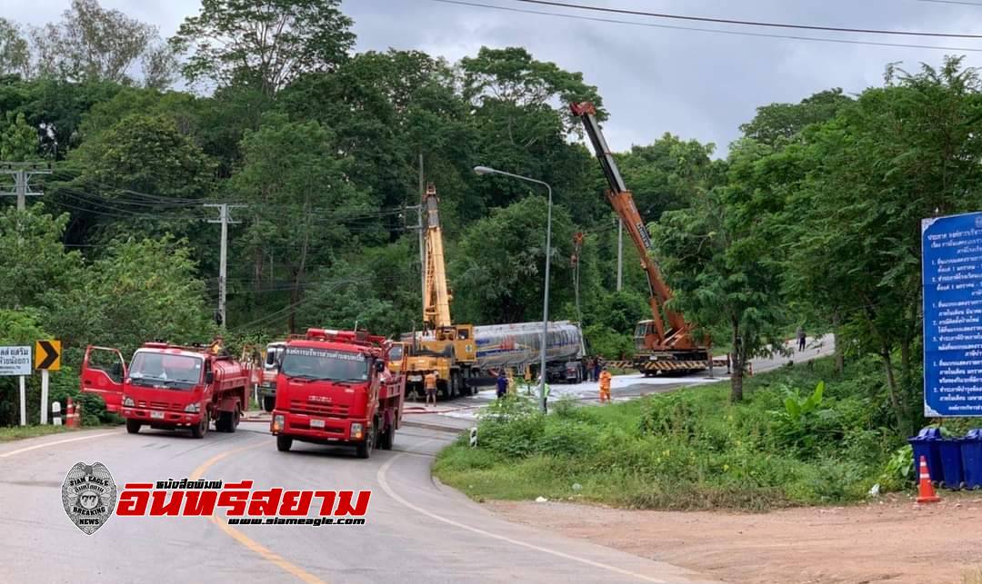 อุตรดิตถ์-รถน้ำมัน 5 หมื่นลิตร พลิกคว่ำระหว่างวิ่งขึ้นเนินเขา