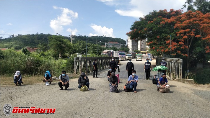 จันทบุรี-รับตัวคนไทยที่ลักลอบเข้าเล่นการพนันและทำงานออนไลน์ในกัมพูชา