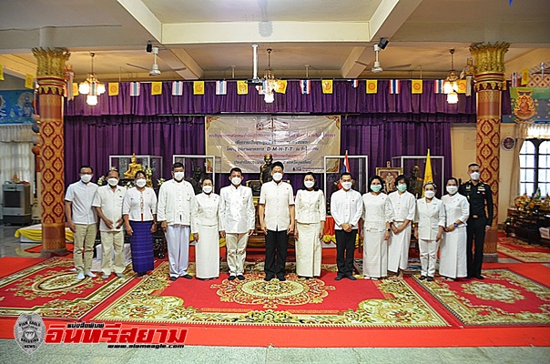 อุตรดิตถ์-พ่อเมืองลับแลว่าพาเข้าวัดร่วมทำบุญวันพระและอธิษฐานจิต