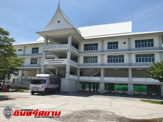 นนทบุรี-เจ้าหน้าที่เร่งขนย้ายอุปกรณ์จากรพ.สนามโรงเรียนนนทบุรีวิทยาลัยไปสถานที่ใหม่