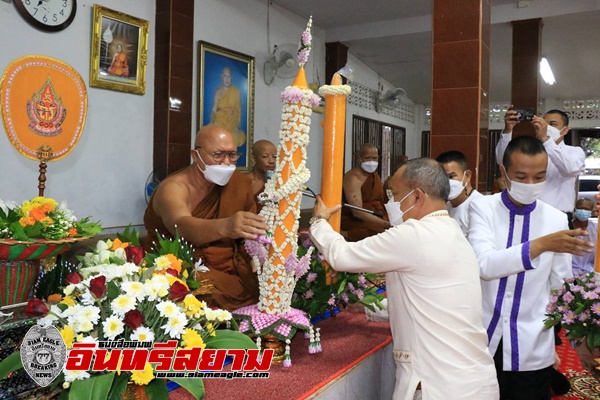 อำนาจเจริญ-พ่อเมืองนำพุทธศาสนิกชนร่วมทำบุญตักบาตรและถวายเทียนพรรษา