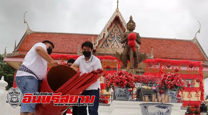 สุพรรณบุรี-คอหวยแห่เขย่าเซียมซียักษ์ขอโชคลาภท้าวเวสสุวรรณ