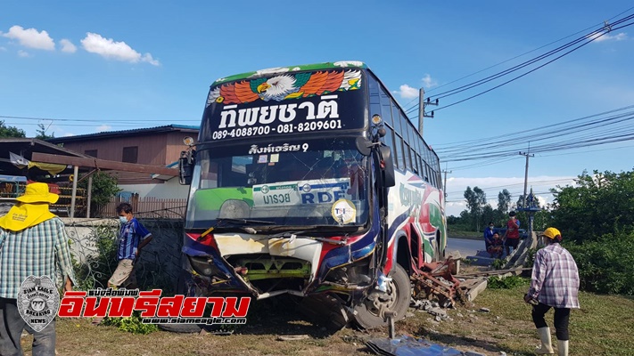 สระบุรี-รถบัสยางระเบิดพุ่งข้ามถนนชนกำแพงบ้านยายวัย 64 ปี