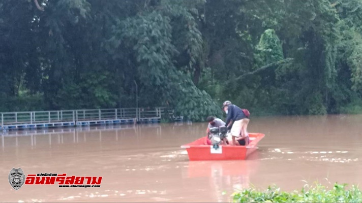 ปราจีนบุรี – พายุฝนถล่มหนัก สะพานเชื่อมต่อ 2 หมู่บ้านขาดชาวบ้านต้องใช่เรือรับ-ส่ง