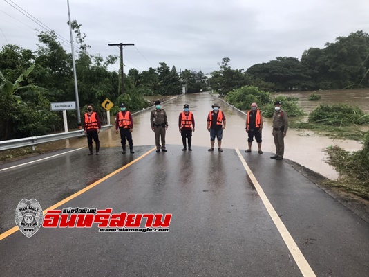 ตาก-สภ.แม่ระมาดช่วยขนย้ายสิ่งของของประชาชนที่เกิดอุทกภัย