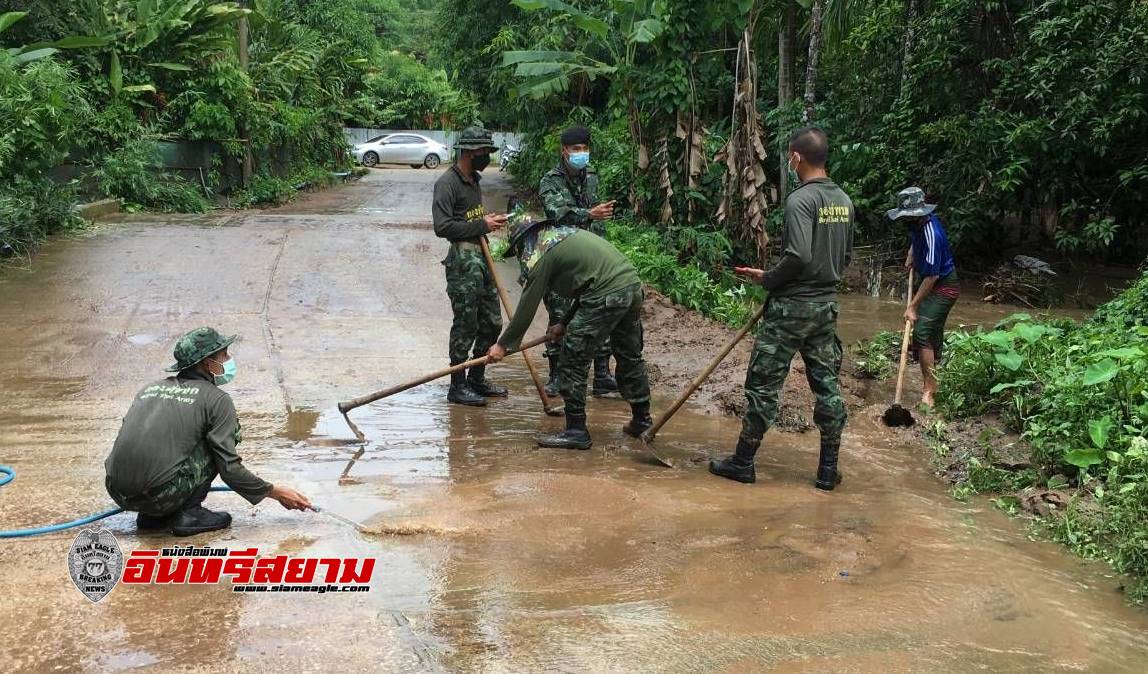 ตาก-พายุฝน กระหน่ำอย่างหนัก น้ำป่าไหลหลากเข้าท่วมบ้านเรือนราษฎร บ้านพะเด๊ะ อ.แม่สอด