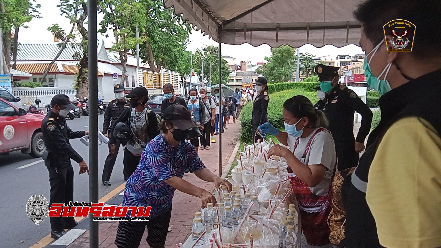 กรุงเทพ-เขตพระนคร ตั้งจุดบริการประชาชน แจกข้าวใหัผู้ได้รับผลกระทบโควิด-19