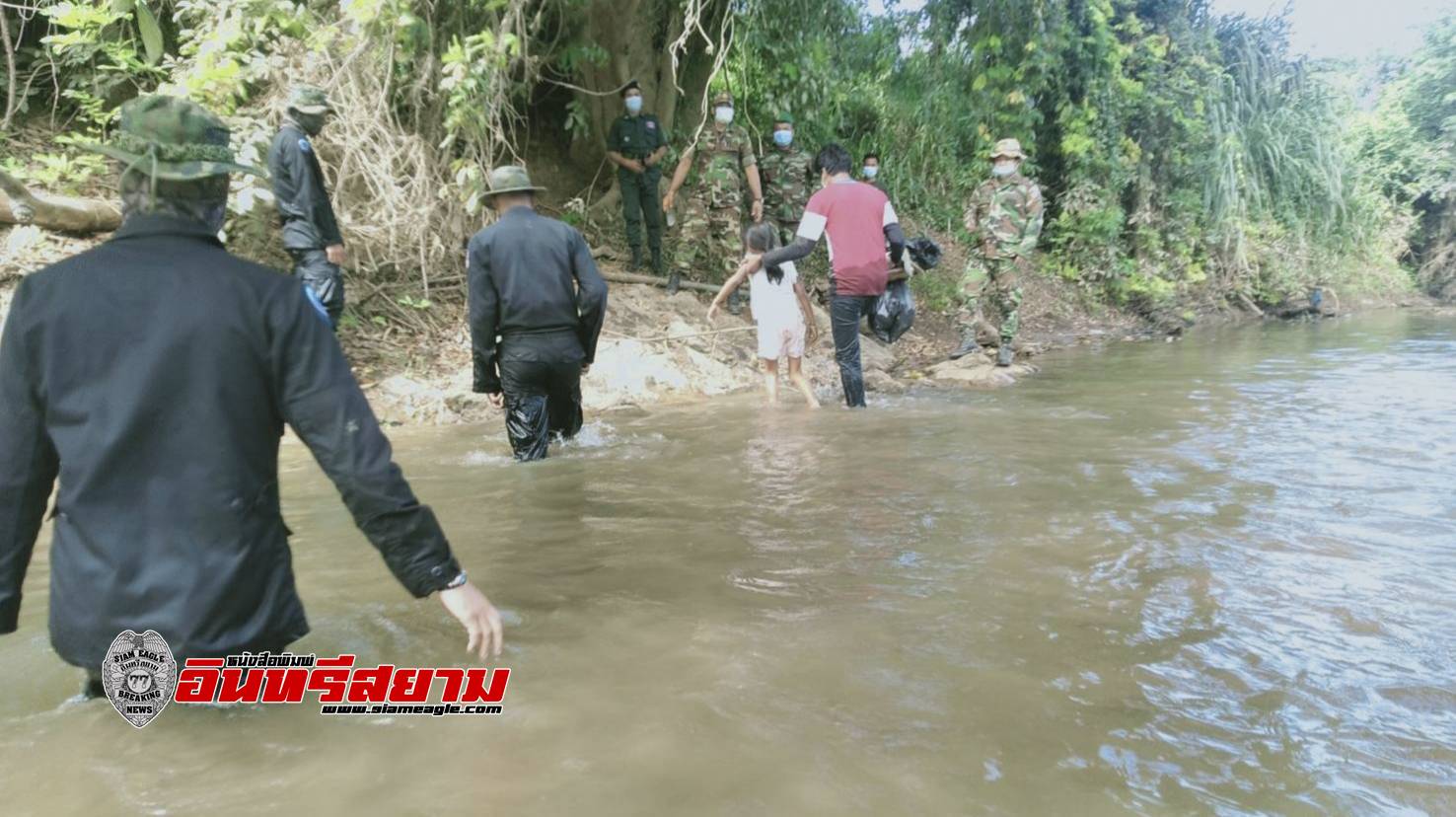 จันทบุรี-รวบชาวกัมพูชาขณะลอยคอหลบหนีเข้ามาตามลำคลองเพื่อหางานทำ