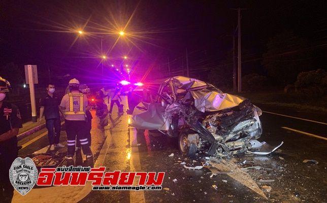 ศรีสะเกษ-หนุ่มซิ่งปิคอัพฝ่าสายฝนถนนลื่นพุ่งชนท้ายรถบรรทุกดับสยองคาที่