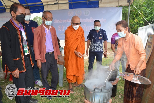 ศรีสะเกษ-หลวงพ่อพุฒนำหมอพื้นบ้านใช้สมุนไพรโบราณรักษาผู้ติดเชื้อต้านไวรัสโควิด-19