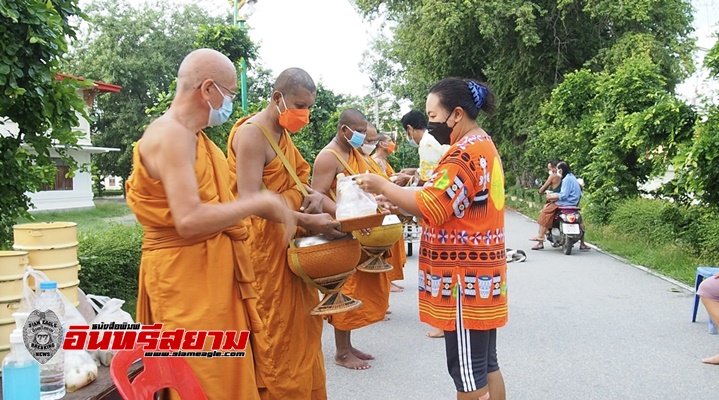 สุพรรณบุรี-พระสงฆ์แบ่งปันนำอาหารแจกชาวบ้านช่วยเหลือช่วงโควิด19