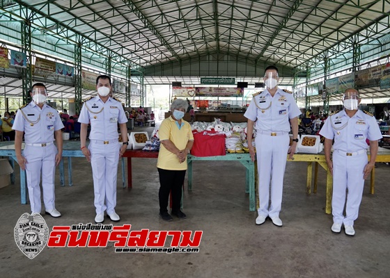 ชลบุรี-กองเรือยุทธการ จัดเลี้ยงอาหารกลางวัน มอบของเล่น ให้เด็ก และเยาวชน