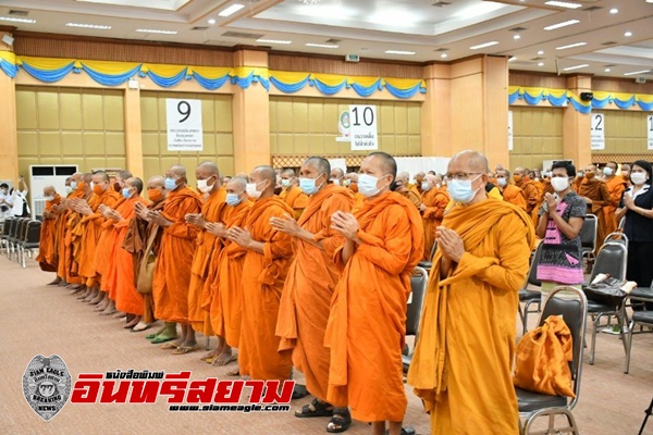 อุตรดิตถ์-พระสงฆ์ จ.อุตรดิตถ์ ได้รับวัคซีนซิโนฟาร์ม จากราชวิทยาลัยจุฬาภรณ์