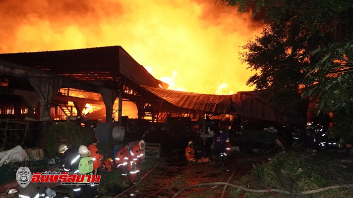 ปทุมธานี-ไฟไหม้โรงงานไม้อัดชื่อดังเมืองปทุมเสียหายหนัก