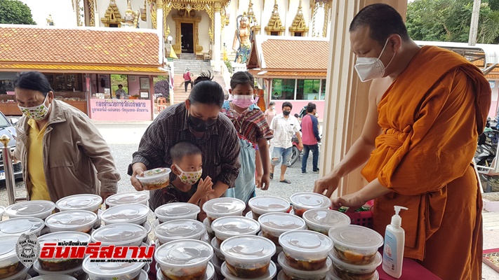 สุพรรณบุรี-วัดเถรพลายแจกอาหารวันแม่แห่งชาติช่วยเหลือชาวบ้านช่วงโควิด-19