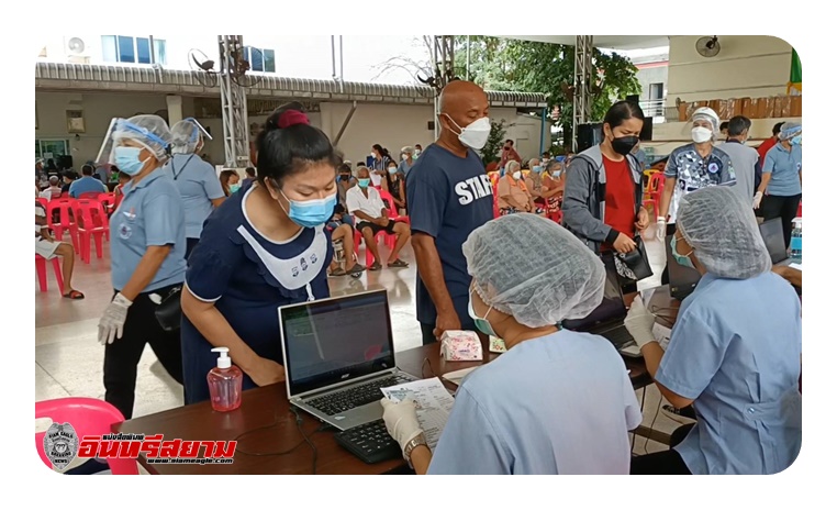 จันทบุรี-หมอพร้อมลุยฉีดวัคซีนให้กับประชาชน60ปีขึ้นไปและกลุ่ม 7 โรคเรื้อรังถึงชุมชน