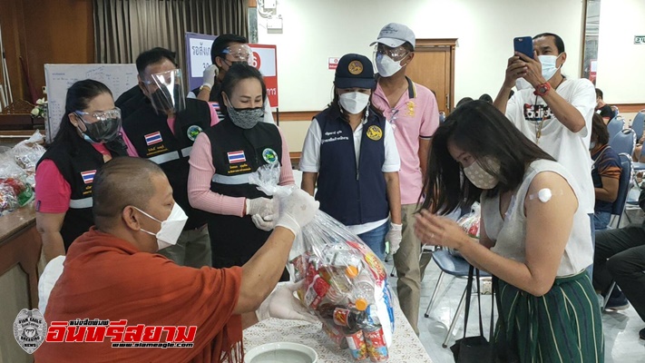 สระบุรี-พระมอบถุงยังชีพผู้ฉีดวัคซีนที่โรงพยาบาลและออกมอบผู้กักตัวตามบ้าน