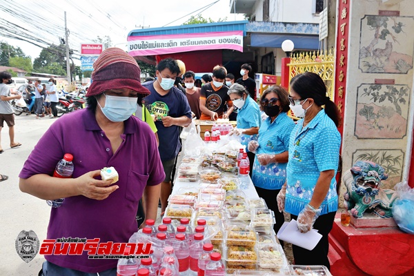 ชลบุรี-ชมรมผู้สูงอายุ รพ.สิริกิติ์ฯ มอบข้าวและน้ำดื่มให้ประชาชน